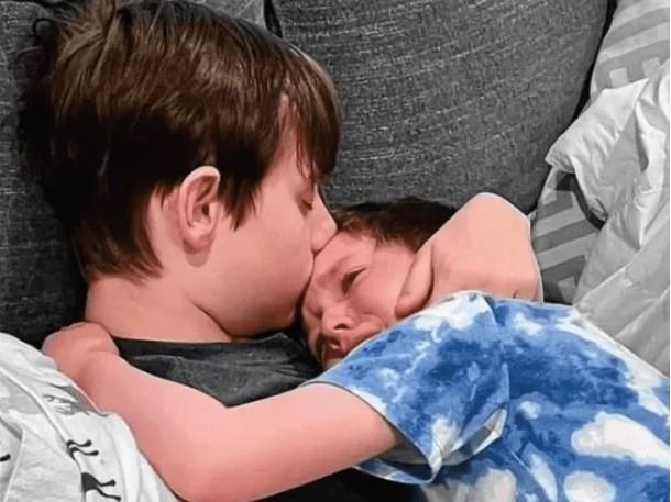 El abrazo de un chico de 15 años con cáncer a su hermano que conmueve en las redes