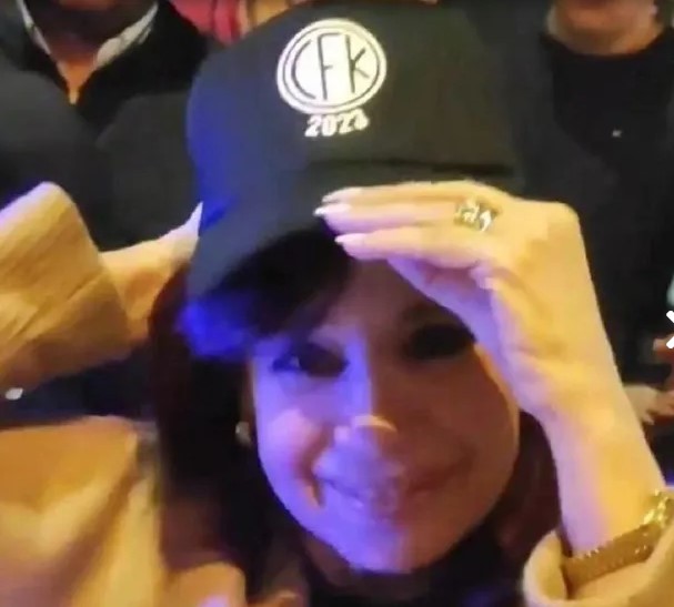 Cristina Kirchner usó una gorra con la leyenda «CFK 2023»