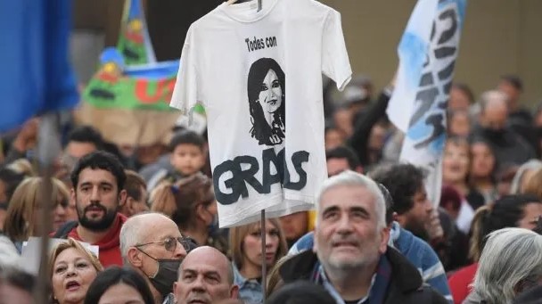 Novena jornada de vigilia frente a la casa de Cristina Kirchner