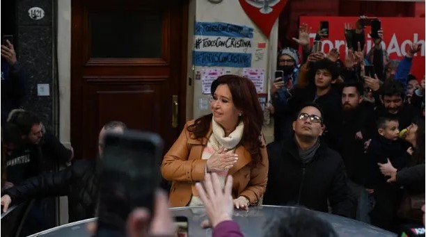 Otra jornada de vigilia en apoyo a Cristina Kirchner en Recoleta, con fuerte presencial policial