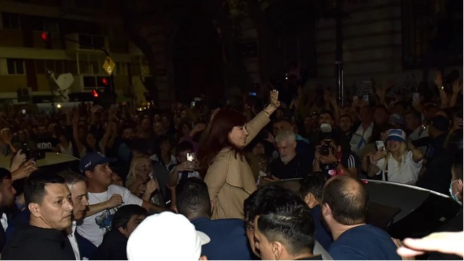 Cristina Kirchner saludó a la militancia en la puerta de su casa y se puso una gorra que decía “CFK 2023″
