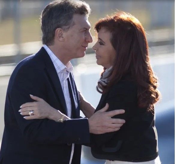Cerca de Cristina Kirchner aseguran que aceptaría reunirse con Mauricio Macri