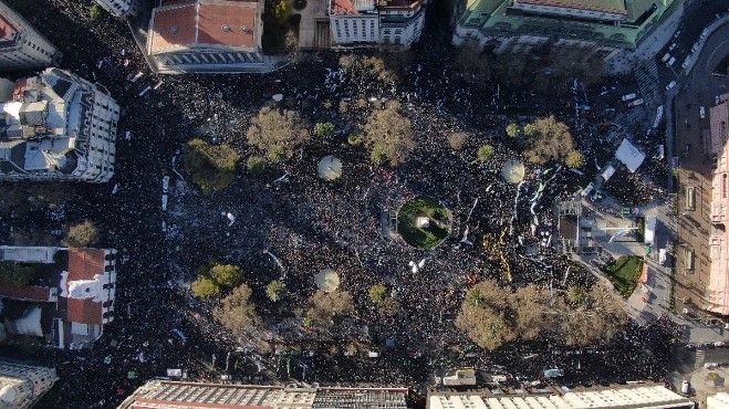 Masiva marcha en Plaza de Mayo para repudiar el atentado que sufrió Cristina Kirchner