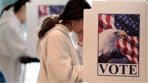 Elecciones en Estados Unidos 2022: La disputa voto a voto amenaza con reavivar la violencia política