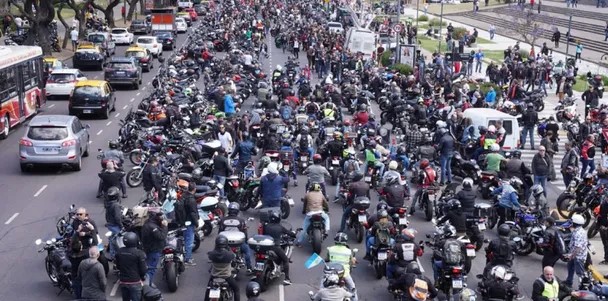 Multitudinaria marcha de motociclistas por el crimen de Andrés Blaquier