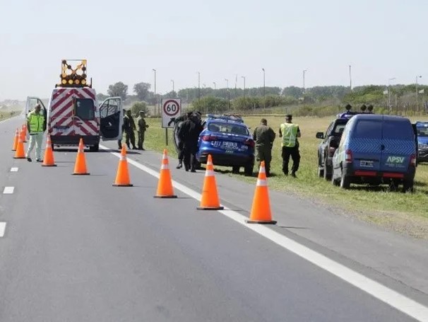 Accidente fatal en autopista Rosario-Buenos Aires: bajó del auto y murió embestido por un camión