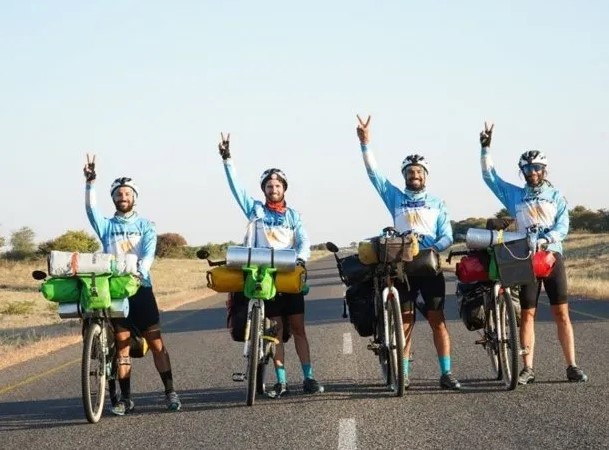 Llegaron a Qatar los argentinos que recorrieron más de 10.000 kilómetros en bicicleta