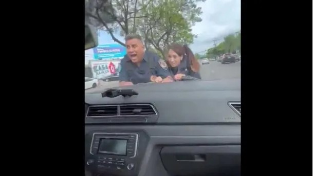Impactante, jóvenes que arrastraron policías con su auto en Córdoba