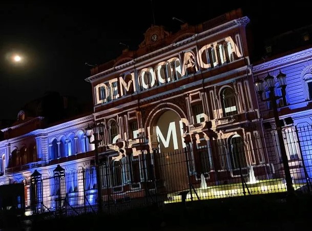 La Casa Rosada celebra el 39° aniversario de la democracia con un video mapping