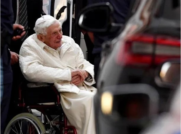 Empeoró la salud de Benedicto XVI: el papa Francisco pidió rezar por él