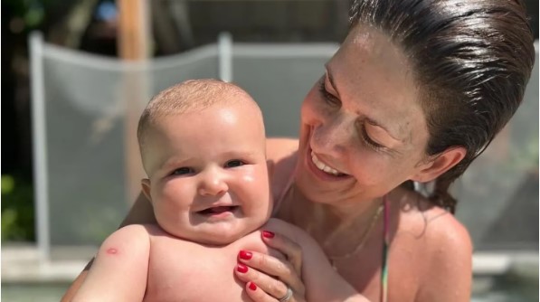 Tras las críticas, Isabel Macedo publicó una tierna foto de su hija en la playa