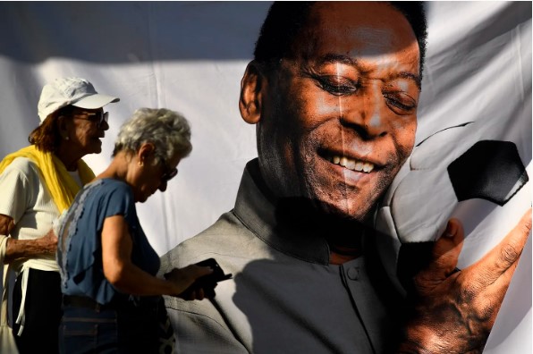 Pelé fue sepultado en un cementerio de Santos tras una conmovedora despedida de millones de hinchas