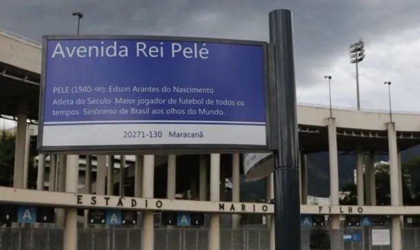 Colocan placas con el nombre de Pelé en el estadio Maracaná