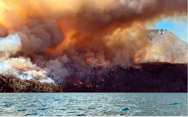 Terribles imágenes de los incendios en el Parque Nacional Los Alerces y el lago Cholila