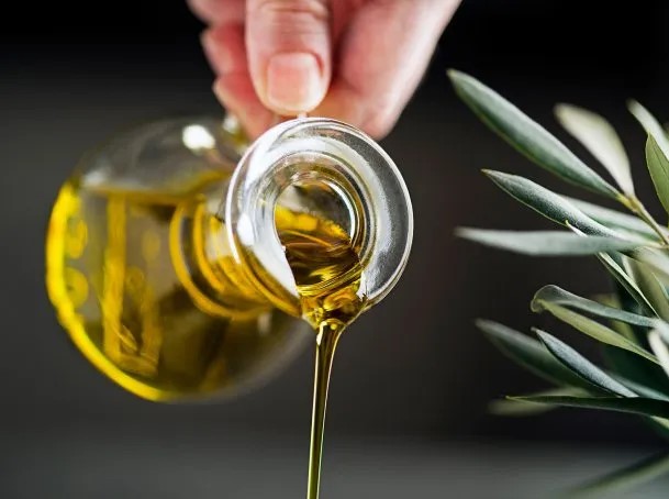 ANMAT prohíbe la venta de un aceite de oliva por ser ilegal: qué marca no comprar