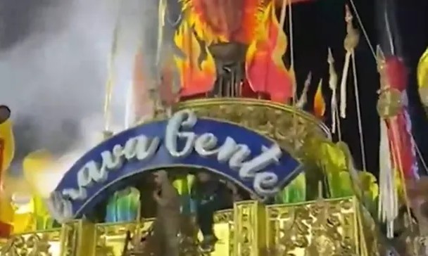 Carnaval pasado por fuego: así se incendió una enorme carroza en Rio de Janeiro