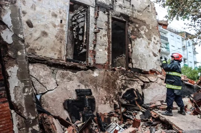 Continúa el peligro de derrumbe en la propiedad de Villa Devoto donde ocurrió la explosión
