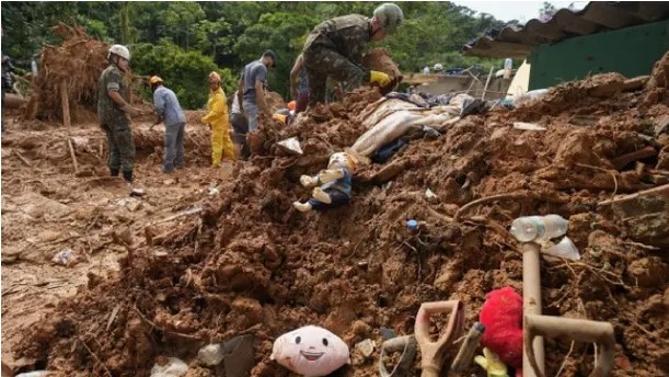 Brasil: ya se registran 65 muertos por los derrumbes en la costa de San Pablo
