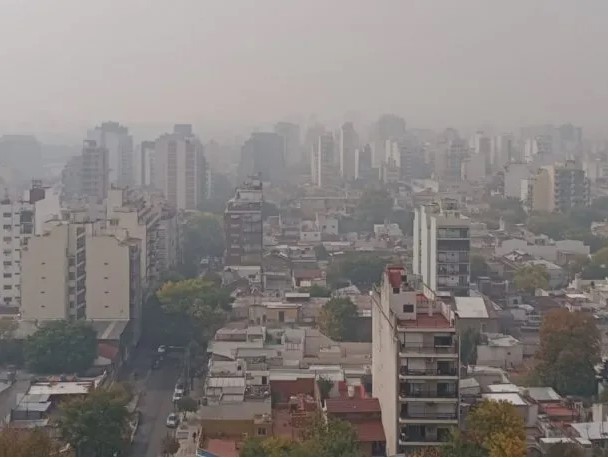Cuál es el origen del humo que invade la Ciudad de Buenos Aires