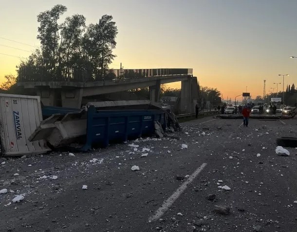 Un camión chocó y derrumbó un puente peatonal en la Panamericana