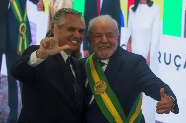 Acompañado por Sergio Massa, Alberto Fernández viaja a Brasil para reunirse con Lula da Silva