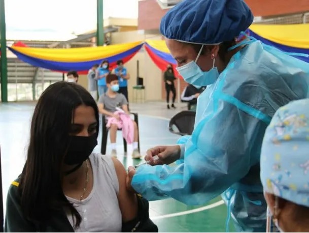Alarma en Ecuador: detectaron una nueva variante de coronavirus y analizan reforzar medidas