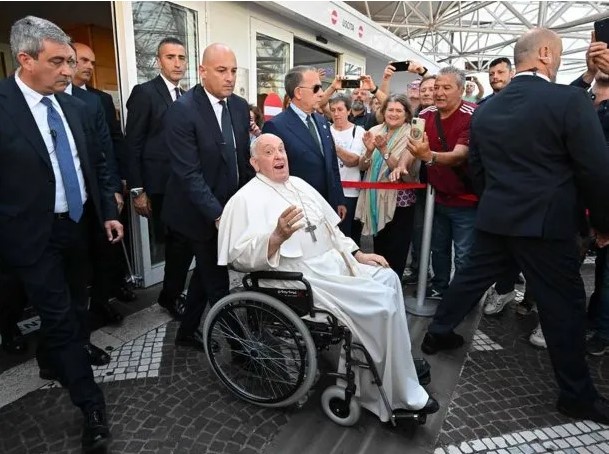 Dieron de alta al Papa Francisco: su mensaje para la Argentina