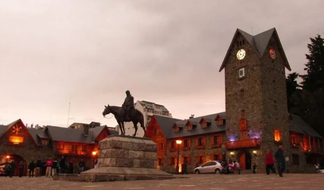 Bariloche: retirarán el monumento a Roca y pondrán uno de Madres y Abuelas de Plaza de Mayo