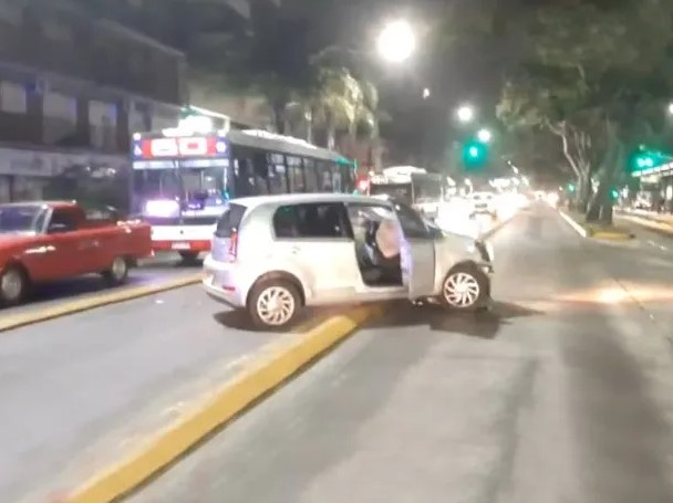 Persecución policial y choque en Vicente López: un auto quedó atravesado en el Metrobus