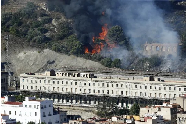 Más de 130 evacuados por un fuerte incendio en la frontera entre España y Francia