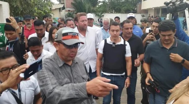 Elecciones en Ecuador: Daniel Noboa votó con chaleco antibalas tras el intento de atentado