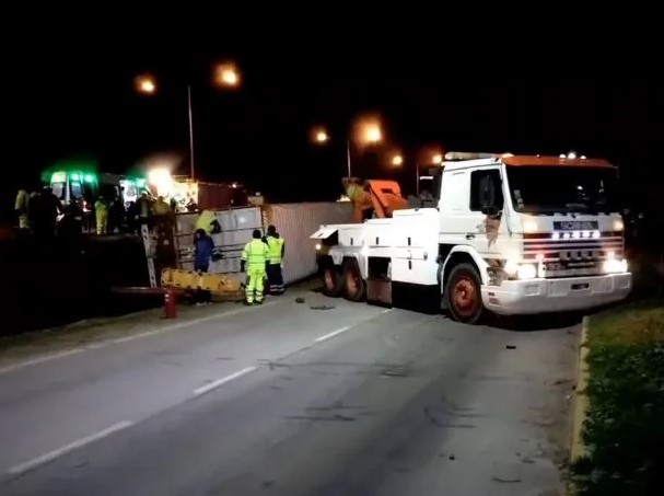 Un camión volcó y aplastó a un auto en la Panamericana: hay dos muertos