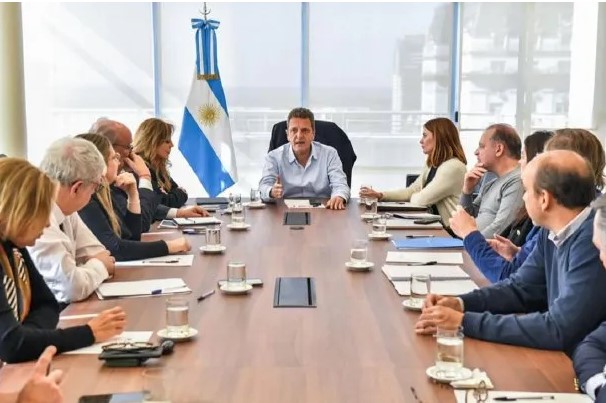Funcionarios y gobernadores celebraron las medidas de Sergio Massa para «mitigar la devaluación»