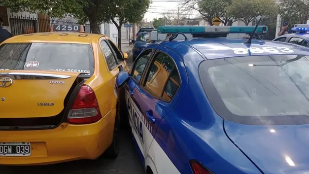 Córdoba: asaltaron una cervecería y escaparon a los tiros en un taxi robado