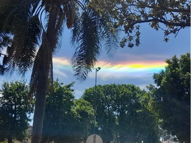 Nubes iridiscentes: el fenómeno que le dio pinceladas de colores al cielo de Buenos Aires