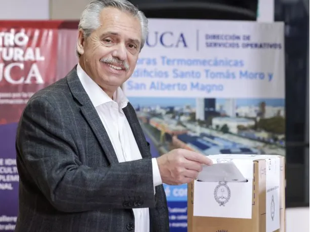 Votó Alberto Fernández y destacó los 40 años de democracia