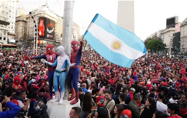 Spiderman copó el Obelisco: Buenos Aires rompió el récord mundial de disfrazados del Hombre Araña