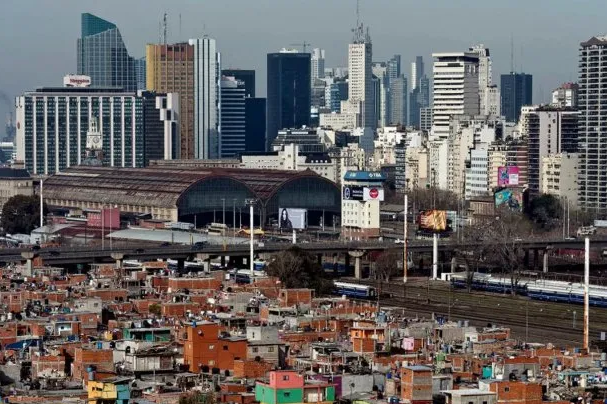 Una familia tipo en la Ciudad de Buenos Aires necesitó en octubre ingresos por al menos 0 mil para no ser pobre