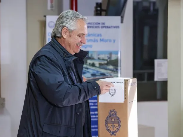Alberto Fernández votó sin responder preguntas de la prensa