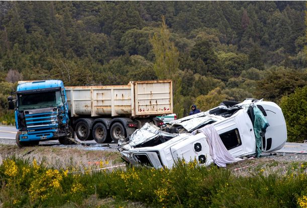 Bariloche: seis turistas muertos y varios heridos por choque frontal en la Ruta 40