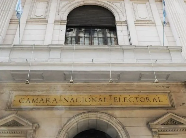 La Cámara Nacional Electoral llamó de urgencia a los apoderaros de UxP y LLA