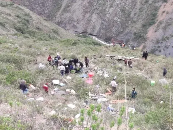 Accidente en Perú deja al menos 20 muertos