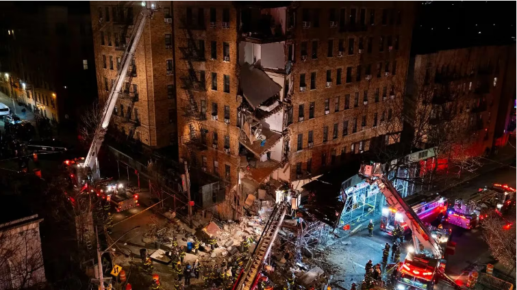Se derrumbó un edificio de seis pisos en Nueva York y buscan personas atrapadas entre los escombros