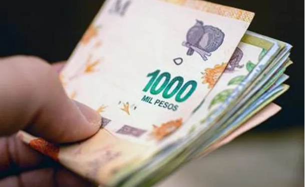El Banco Central aprobó la emisión de billetes de .000 y .000: cuándo entran en circulación