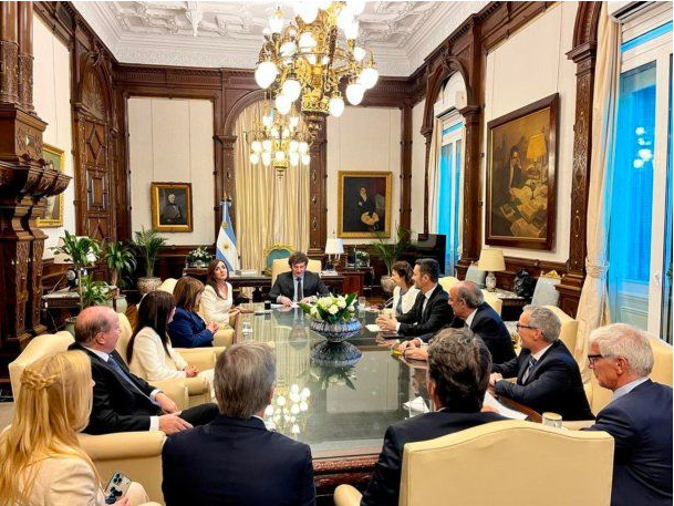 Javier Milei encabeza la primera reunión de Gabinete del año tras anticipar que el 2024 «será duro para todos»