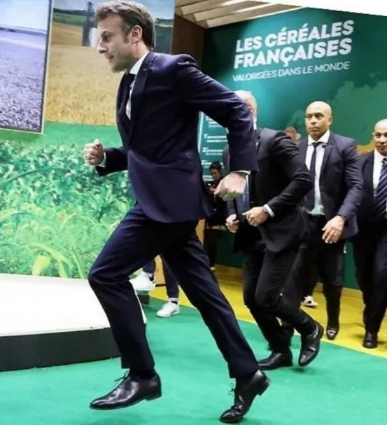 Emmanuel Macron huye corriendo de La Rural parisina en medio de una protesta de agricultores
