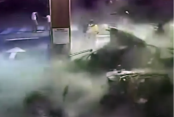 Tremenda explosión de un auto mientras cargaba gas en Salta