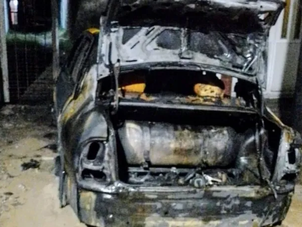Rosario: incendiaron un taxi y balearon una comisaría