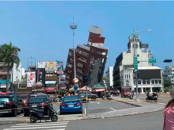Terremoto en Taiwán: el impactante momento en que se derrumba un edificio