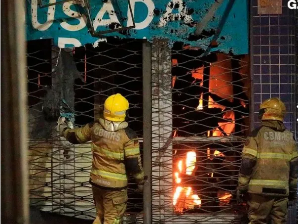 Impresionante incendio en Porto Alegre: hay al menos 10 muertos y varios desaparecidos